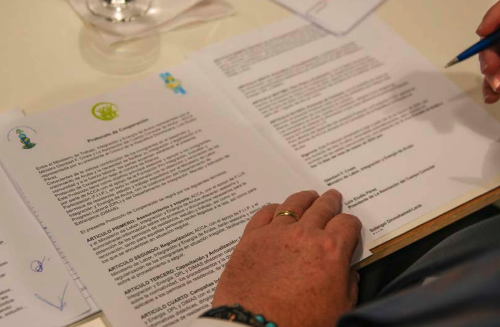 Minister Glenbert Croes: The Government of Aruba and the Association of Consulates sign a cooperation protocol.
